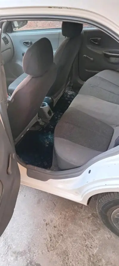 Auto Hyundai blanco en buen estado - miniatura 5