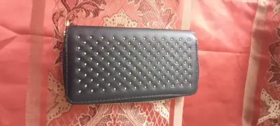 Billetera negra con tachas metálicas - miniatura 1