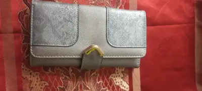 Cartera de mano gris metálico elegante - miniatura 1
