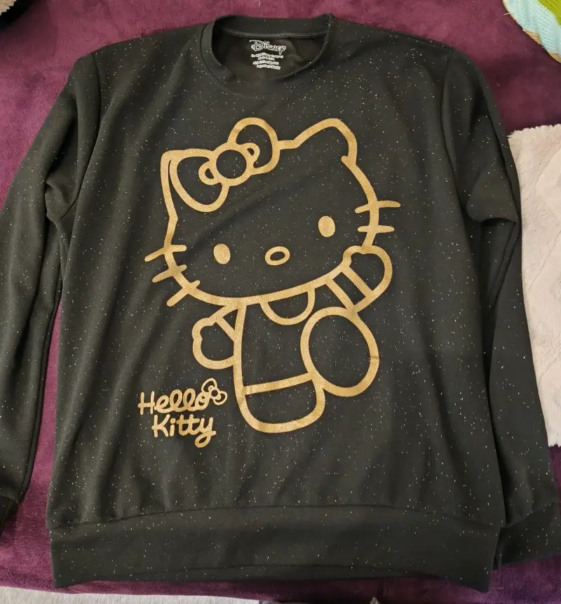 Polerón negro Hello Kitty con diseño dorado