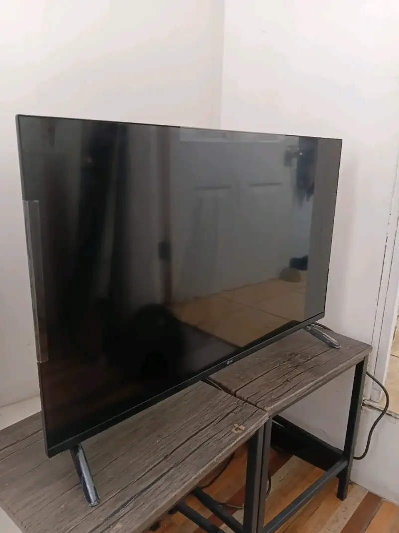 Televisor LG Smart TV 32 pulgadas con webOS - 1