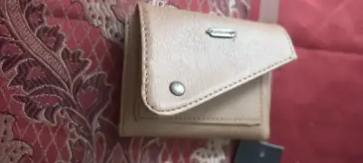 Billetera de cuero sintético beige compacta - miniatura 1