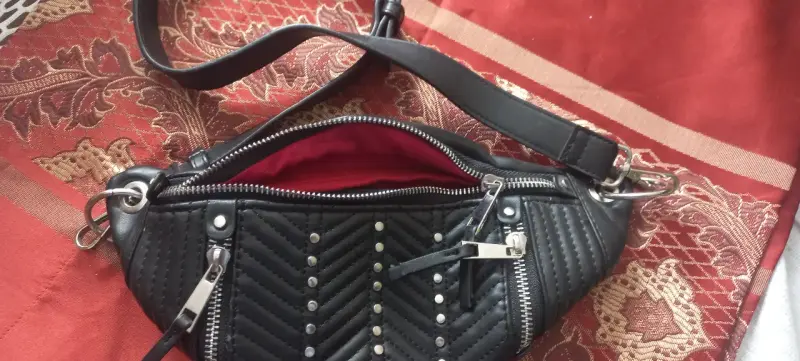 Riñonera negra con tachas y correas ajustables