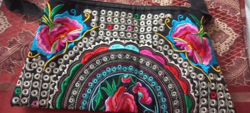 Bolso bordado artesanal con flores coloridas - 1
