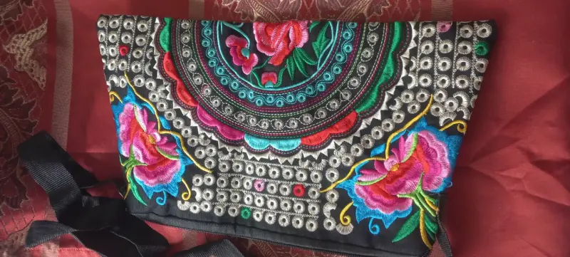 Bolso bordado artesanal con flores coloridas - 2