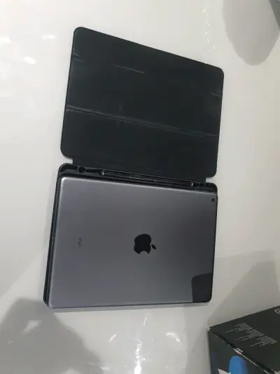 iPad con teclado y funda protectora - miniatura 1