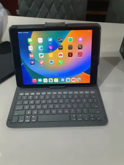 iPad con teclado y funda protectora - miniatura 2