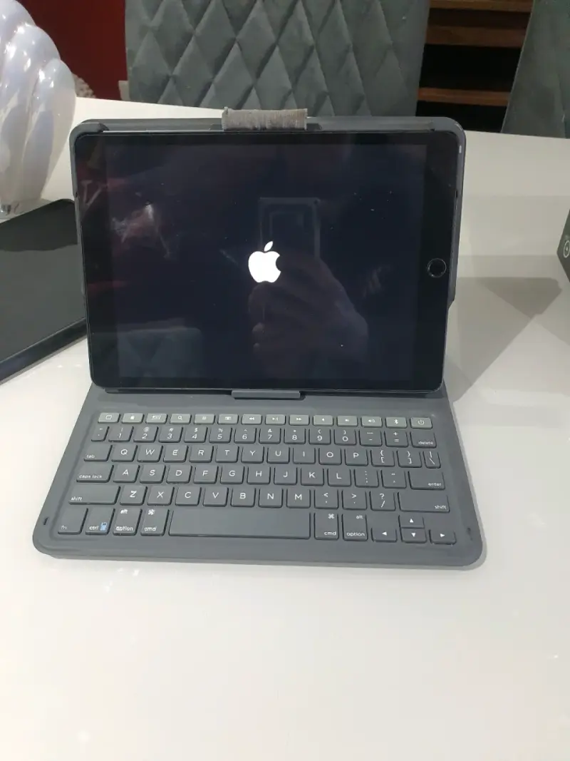 iPad con teclado y funda protectora - 3
