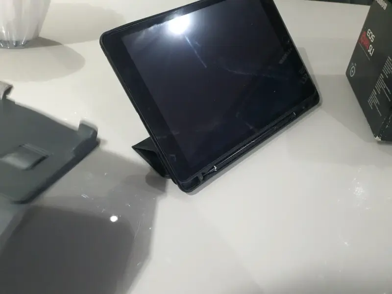 iPad con teclado y funda protectora - 4