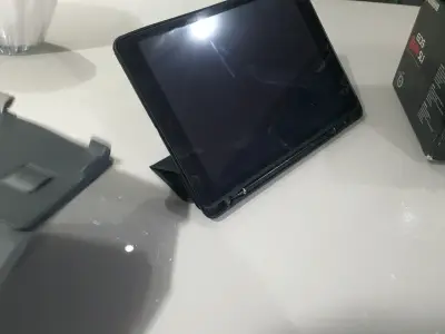 iPad con teclado y funda protectora - miniatura 4