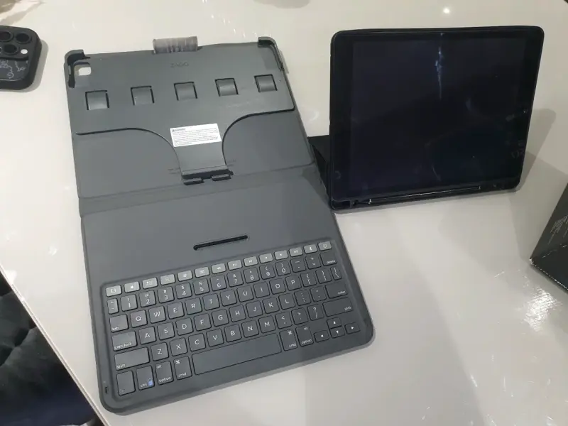 iPad con teclado y funda protectora - 5