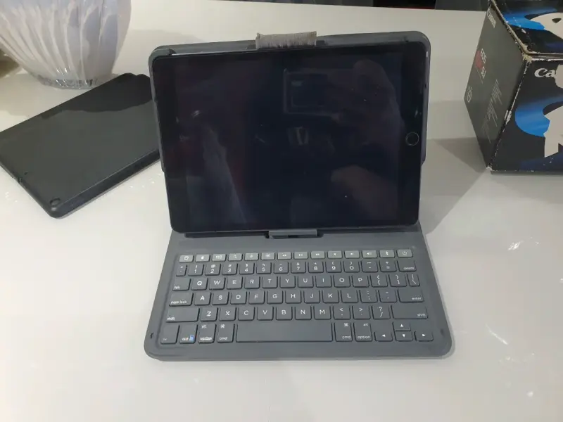 iPad con teclado y funda protectora - 6