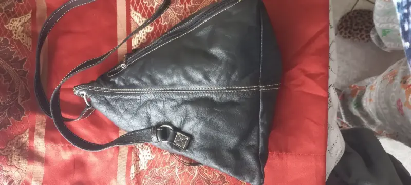 Bolso de cuero negro con correa ajustable - 1