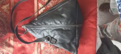 Bolso de cuero negro con correa ajustable - miniatura 1