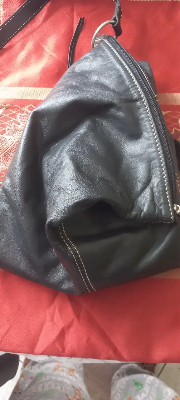 Bolso de cuero negro con correa ajustable - 2