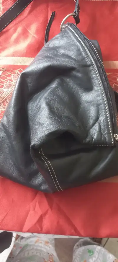 Bolso de cuero negro con correa ajustable - miniatura 2