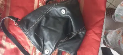 Bolso de cuero negro con correa ajustable - miniatura 3