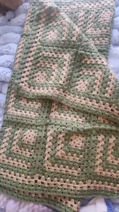 Manta tejida a crochet verde y beige - miniatura 1