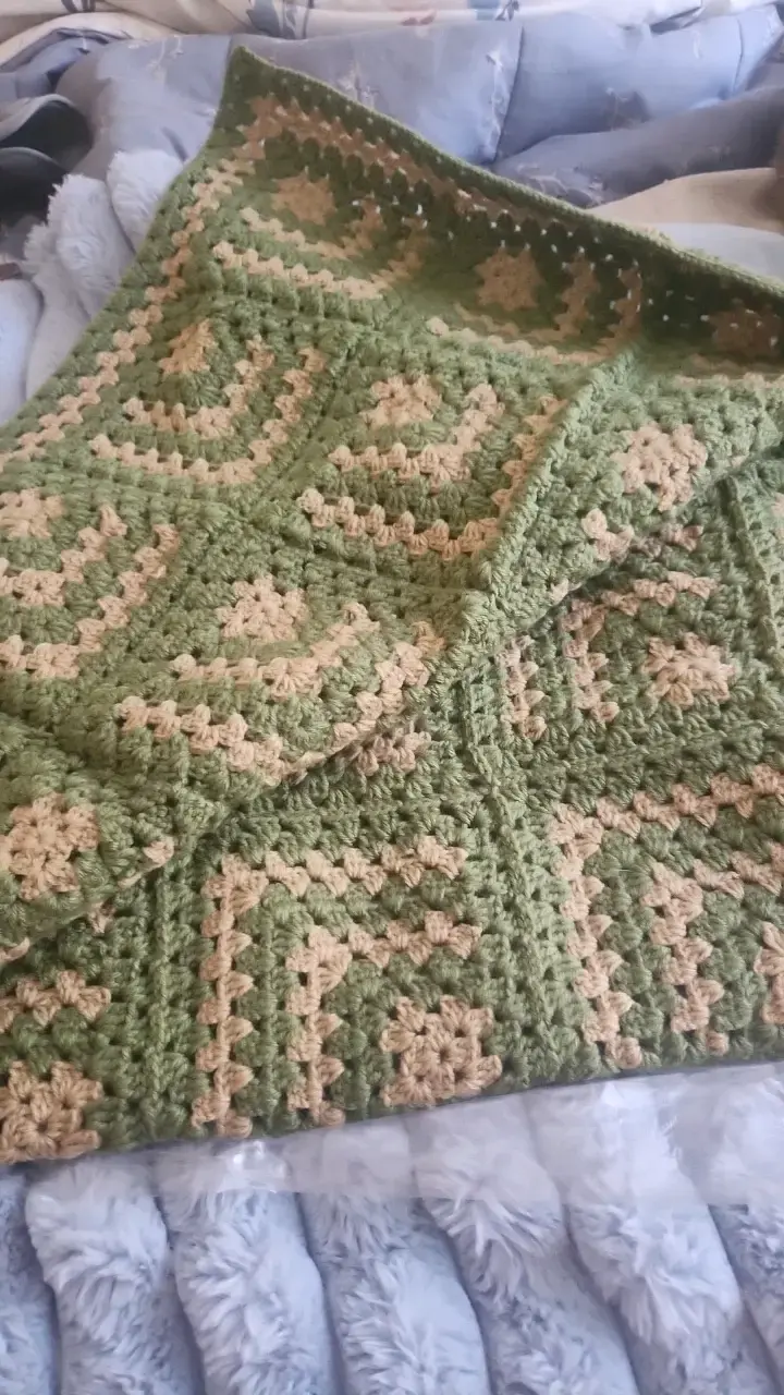 Manta tejida a crochet verde y beige - 2