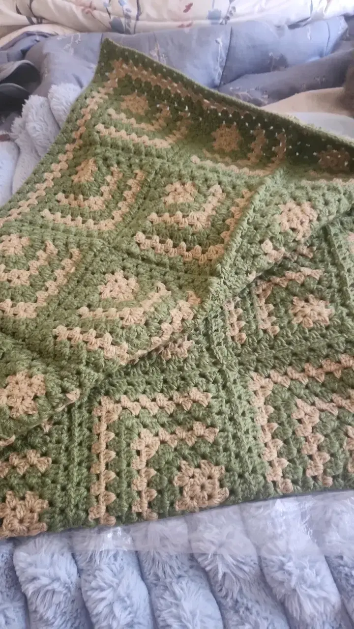 Manta tejida a crochet verde y beige - 3