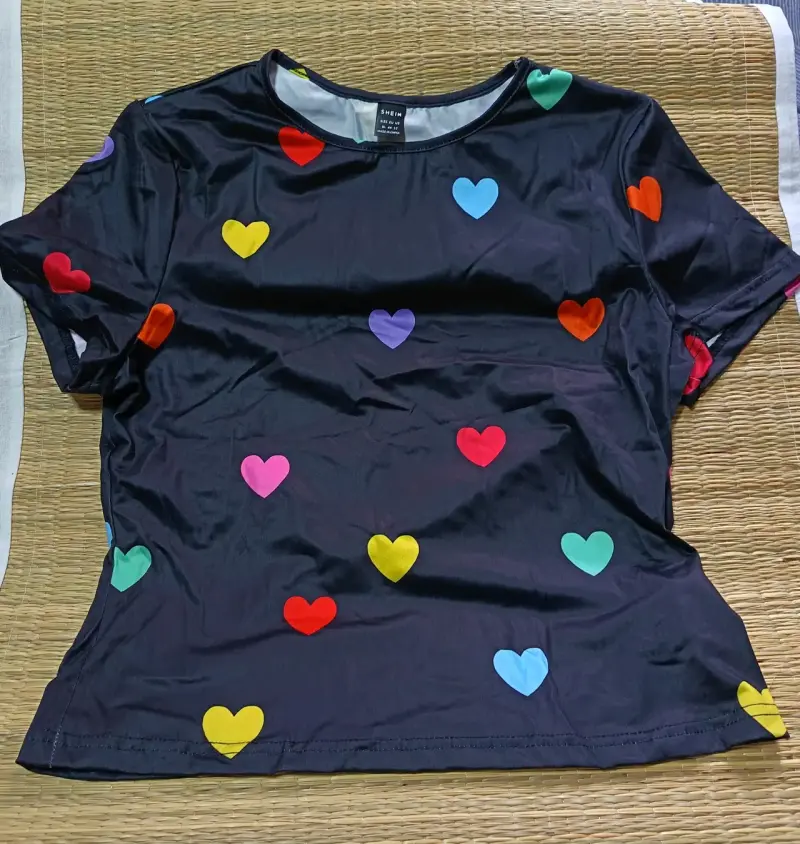 Polera negra con corazones de colores Shein