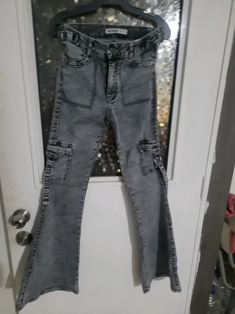 Jeans acampanados grises con bolsillos