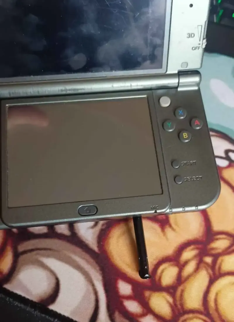Nintendo 3DS XL con tarjeta SD de 32GB Hackeada - 1
