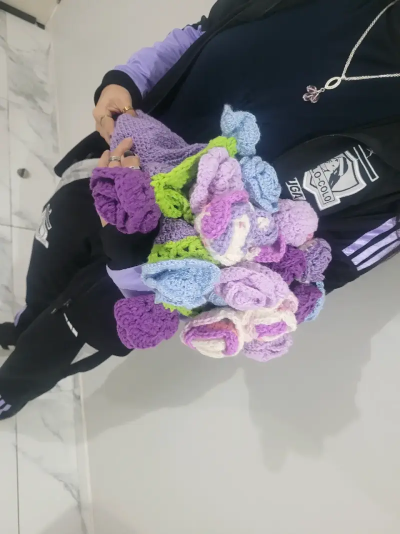 Ramo de flores tejidas a crochet en caja corazón - 1