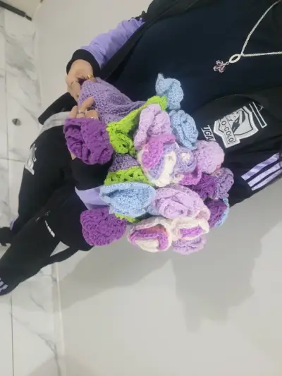 Ramo de flores tejidas a crochet en caja corazón - miniatura 1