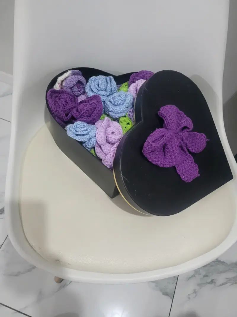 Ramo de flores tejidas a crochet en caja corazón - 2
