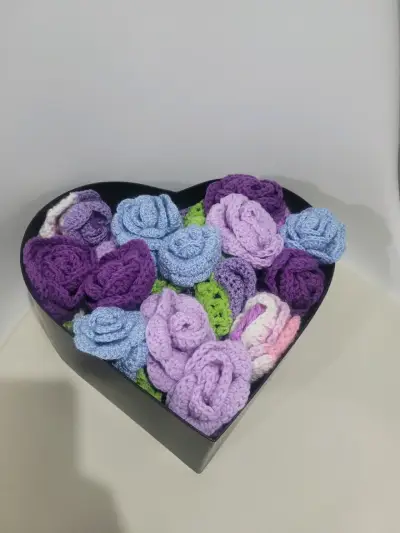Ramo de flores tejidas a crochet en caja corazón - miniatura 3