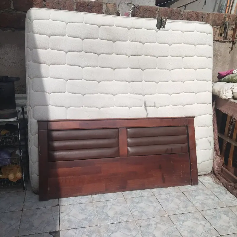 Cama matrimonial con colchón y cabecera de madera