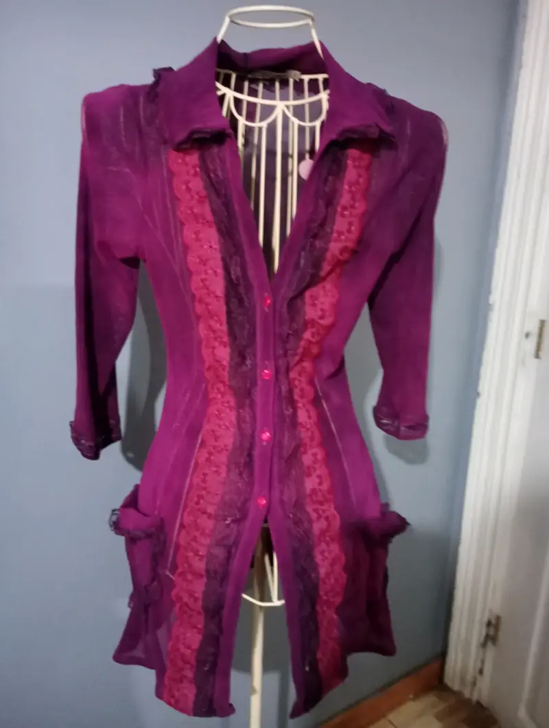 Blusa larga de gasa morada con encaje floral - 1