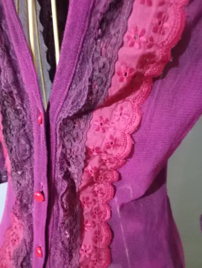 Blusa larga de gasa morada con encaje floral - miniatura 3
