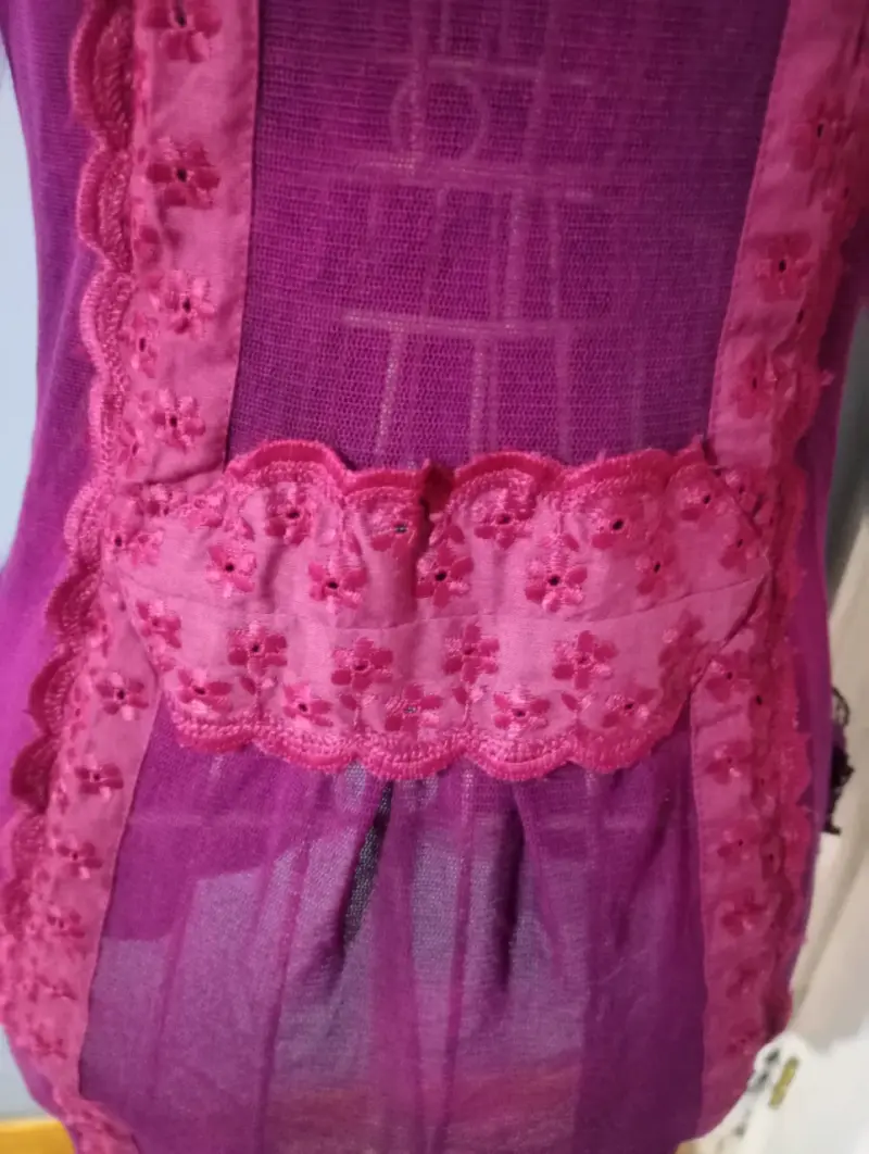 Blusa larga de gasa morada con encaje floral - 4