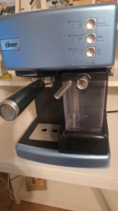 Cafetera espresso Oster con vaporizador - miniatura 1