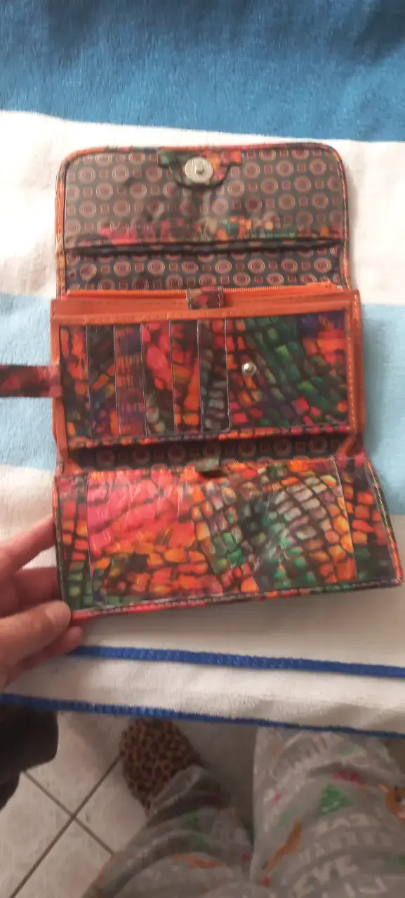 Billetera de cuero multicolor con diseño único - 2