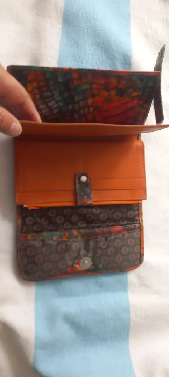 Billetera de cuero multicolor con diseño único - 4