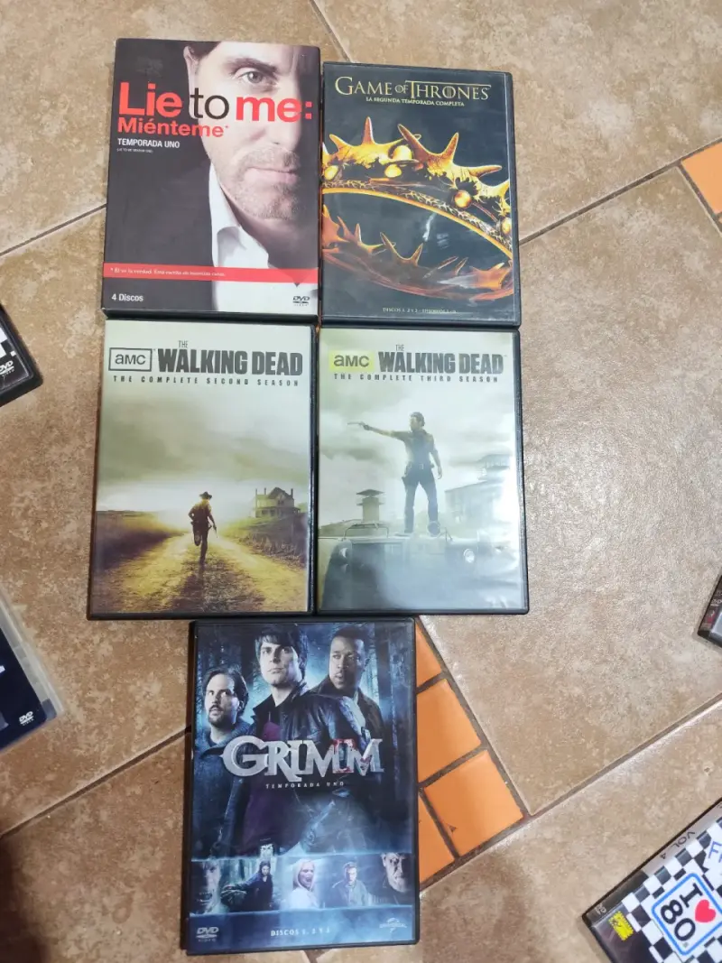 Colección de DVDs de series y películas populares - 1