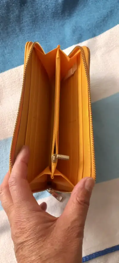 Billetera de cuero color mostaza con cierre - miniatura 2
