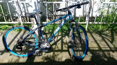 Bicicleta de montaña con llantas azules - miniatura 2