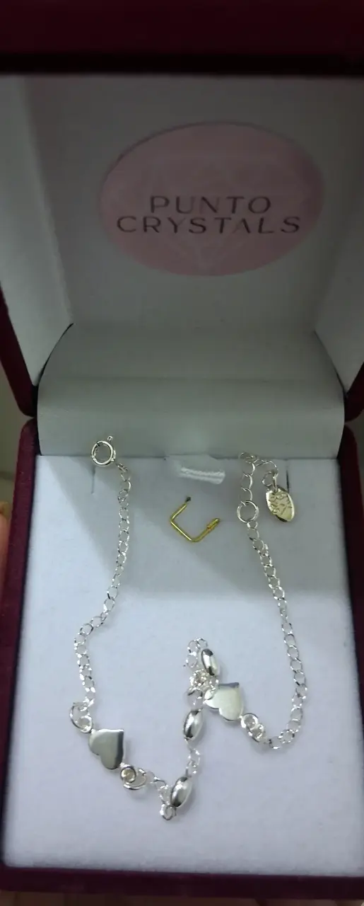 Pulsera de plata con dijes de corazón