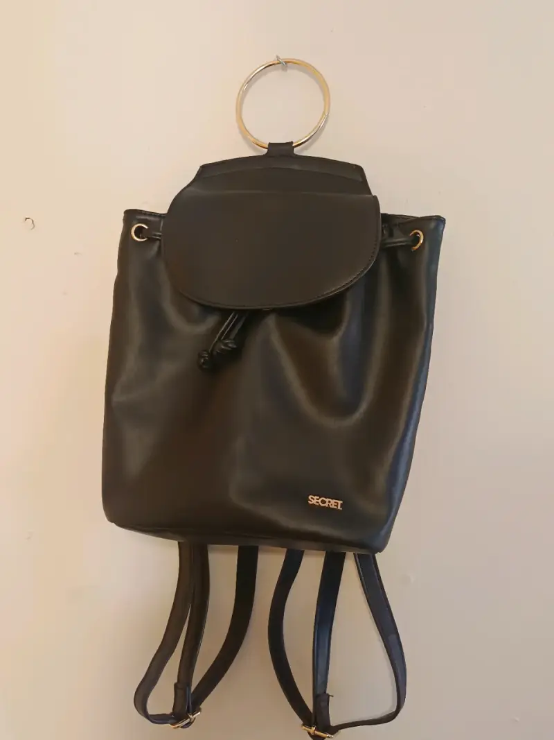 Mochila negra Secret con aro metálico - 1