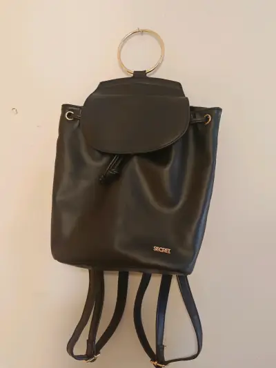 Mochila negra Secret con aro metálico - miniatura 1