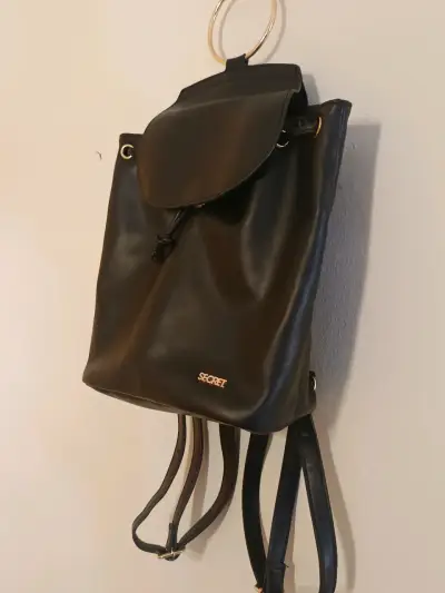 Mochila negra Secret con aro metálico - miniatura 2