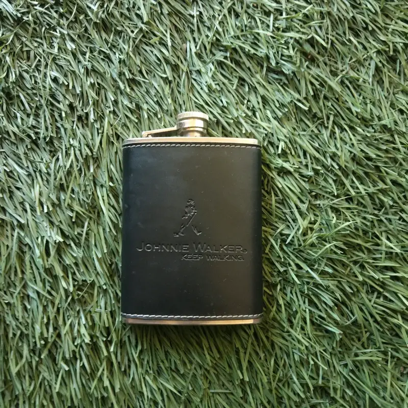 Petaca de cuero Johnnie Walker