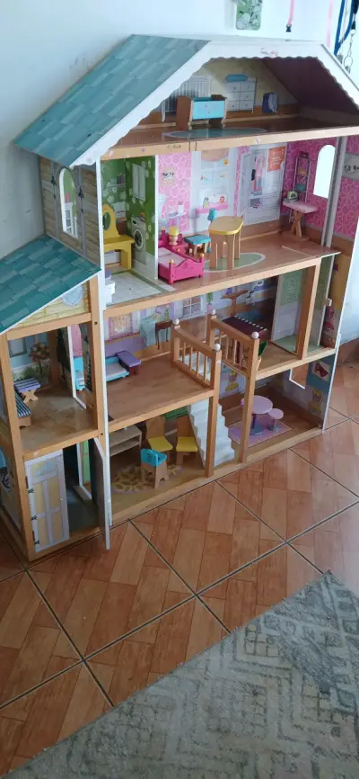 Casa de muñecas de madera grande con muebles - miniatura 1