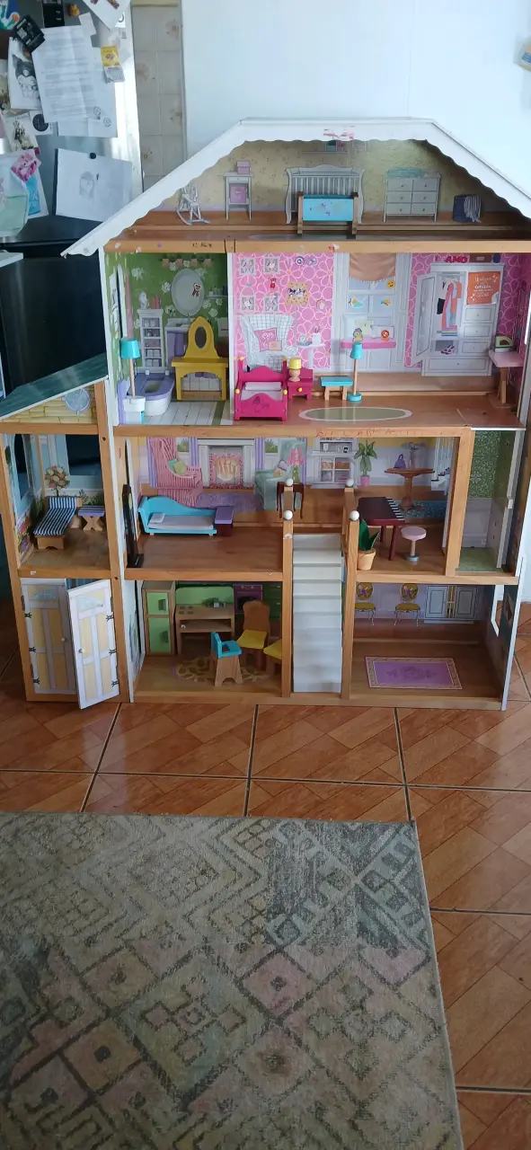 Casa de muñecas de madera grande con muebles - 2