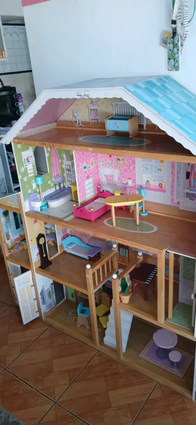 Casa de muñecas de madera grande con muebles - miniatura 3