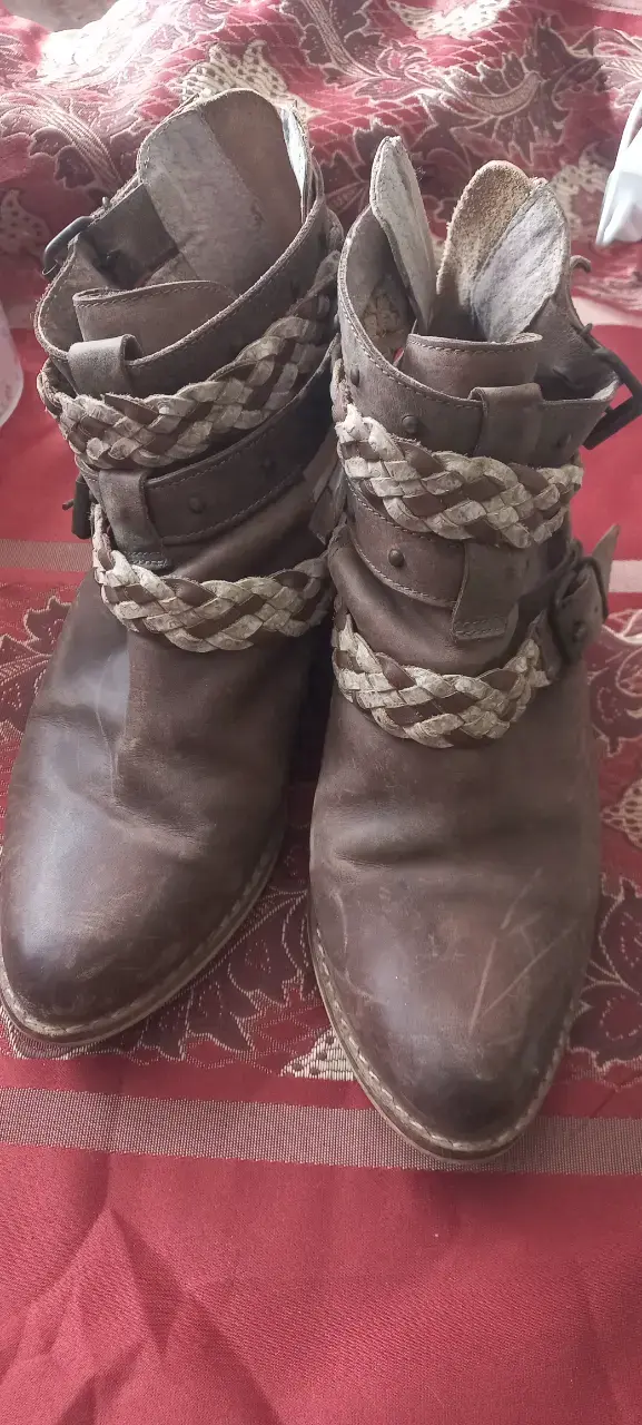 Botines de cuero marrón con trenzado decorativo - 1